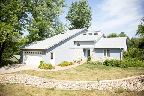 974 210th Pl, Pella, IA 50219