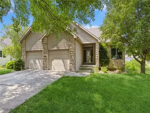 5134 Pond View Cir, Des Moines, IA 50317