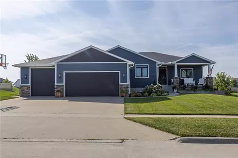 202 Ridgewood Dr, Huxley, IA 50124