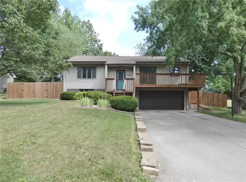 1536 Elmwood Dr, Pella, IA 50219