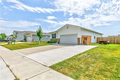 707 Lily Ln, Pleasantville, IA 50225