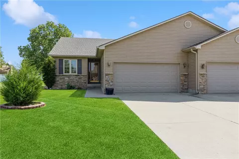 6025 Meadowlark Ct, Pleasant Hill, IA 50327