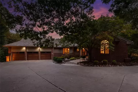 3150 Valley Ridge Ct, West Des Moines, IA 50265
