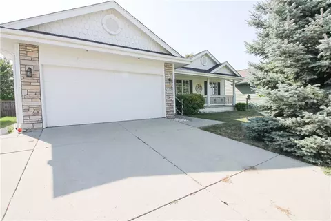2106 Country Cove Ln, Altoona, IA 50009