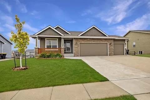525 Ridgeline Dr, Adel, IA 50003