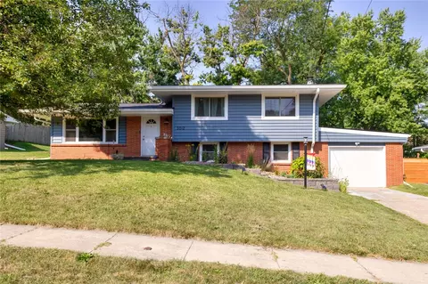 3012 Hillsdale Dr, Urbandale, IA 50322