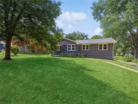 1060 23rd St, West Des Moines, IA 50266