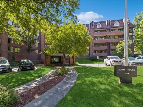 2880 Grand Ave #207, Des Moines, IA 50312