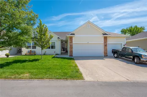 67 SE Sugarberry Ln, Pleasant Hill, IA 50327