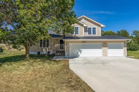 5307 E Kenyon Cir, Des Moines, IA 50320