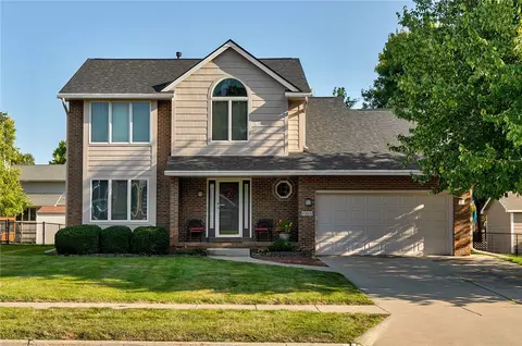 8005 Hickory Dr, Urbandale, IA 50322