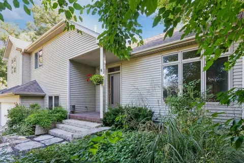 603 N Oaks Dr, Pella, IA 50219