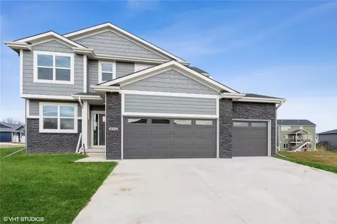 3013 Juniper Dr, Norwalk, IA 50211