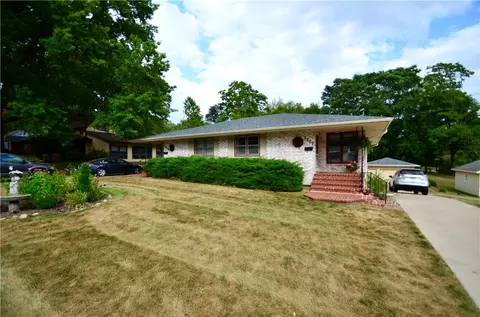 3227 68th St, Urbandale, IA 50322