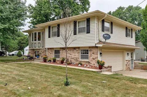 6201 Twana Dr, Urbandale, IA 50322