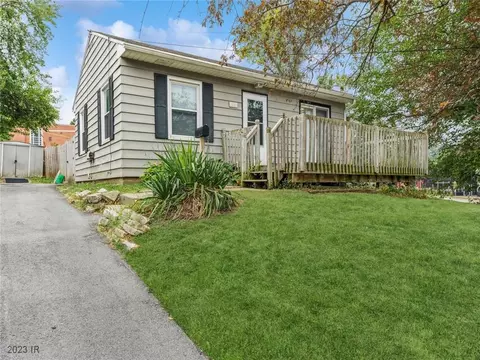 814 Pleasant View Dr, Des Moines, IA 50315