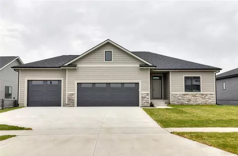 225 Creekside Dr SW, Bondurant, IA 50035