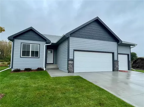 9086 Tatum Dr, West Des Moines, IA 50266