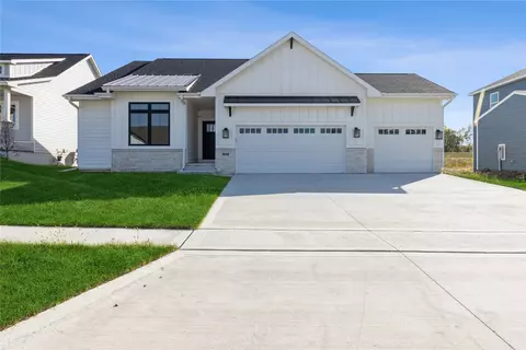 949 Wolf Creek Dr, Polk City, IA 50226