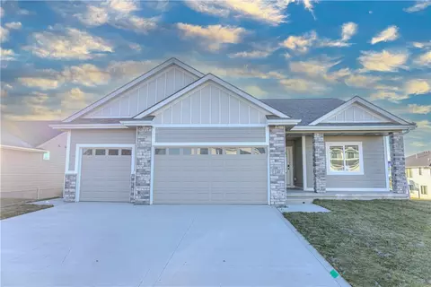 140 NW Hidden Knl, Waukee, IA 50263