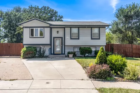 1809 Glenwood Cir, Des Moines, IA 50320