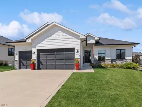 3804 163rd St, Urbandale, IA 50323