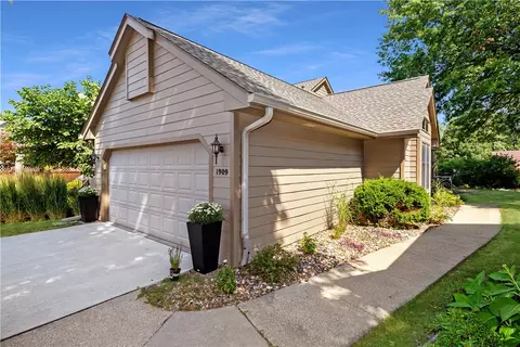 1909 Elm Cir, West Des Moines, IA 50265