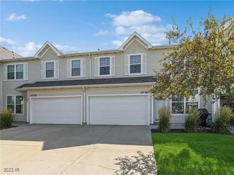 277 S 79th St #207, West Des Moines, IA 50266