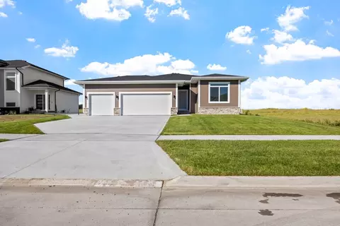 300 Creekside Dr SW, Bondurant, IA 50035