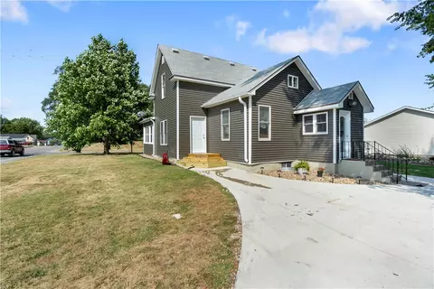 521 University St, Pella, IA 50219