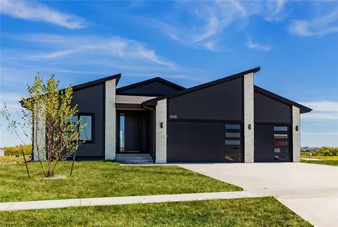 845 NW Sandy Hollow Cir, Waukee, IA 50263