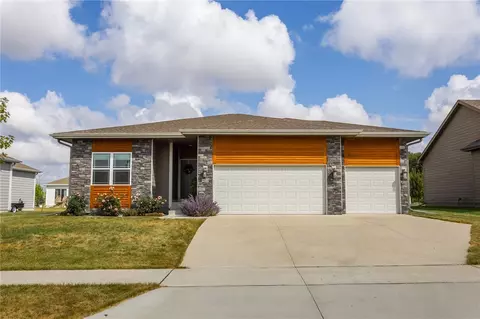 920 Spruce St, Waukee, IA 50263