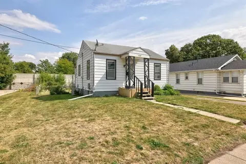 1525 E 21st St, Des Moines, IA 50317