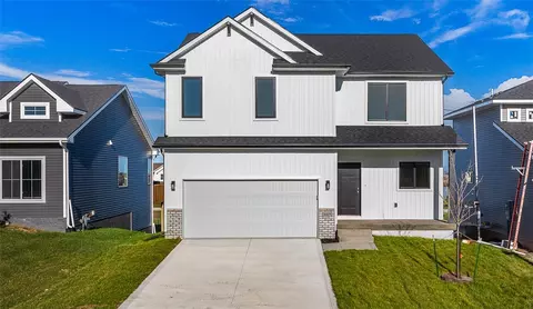 16619 Mill Pond Dr, Urbandale, IA 50323