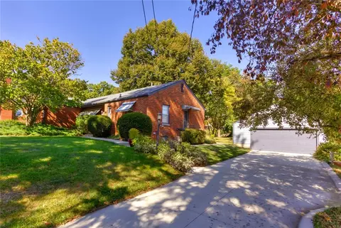1341 Pleasant View Dr, Des Moines, IA 50315