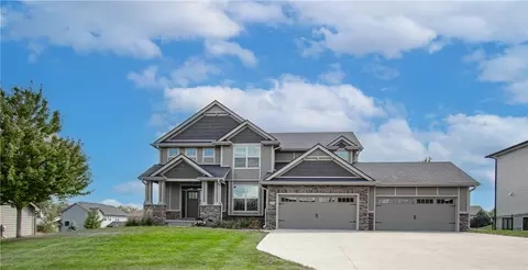 16008 Brookview Dr, Urbandale, IA 50323