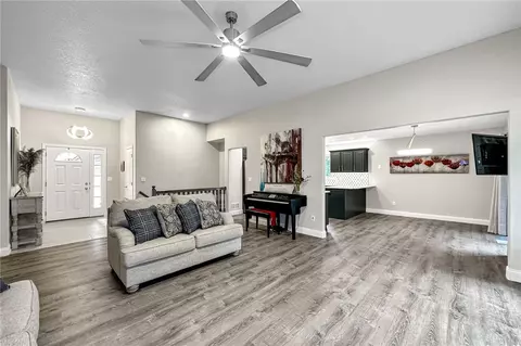 14404 Maple Dr, Urbandale, IA 50323