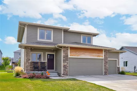 370 NE Coyote Dr, Waukee, IA 50263