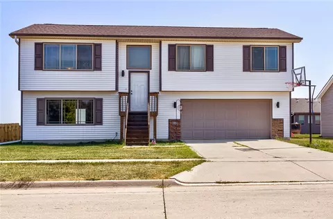 618 Meadow Brook Pl, Huxley, IA 50124