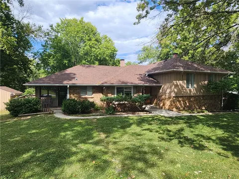 9219-9221 Indian Hills Dr, Clive, IA 50325