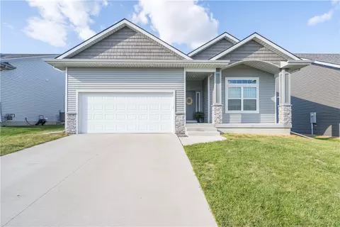 379 SE Hollow Ct, West Des Moines, IA 50265