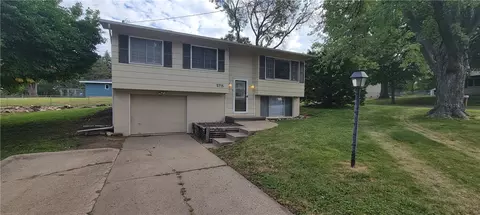 5715 Jordan Dr, Des Moines, IA 50315