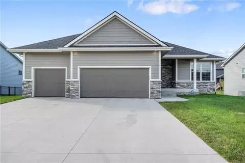 5010 NW 64th Pl, Johnston, IA 50131
