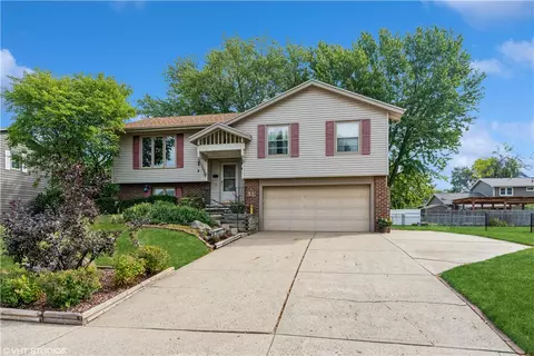 4521 74th St, Urbandale, IA 50322