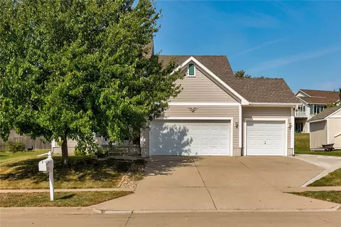 2626 Moonlight Dr, Des Moines, IA 50320