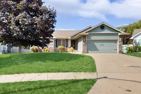 1822 Country Cove Ln, Altoona, IA 50009