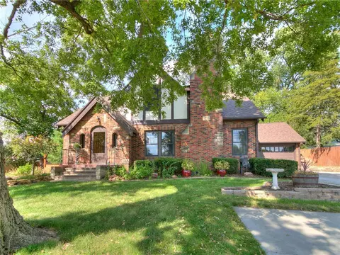 6119 Hickman Rd, Des Moines, IA 50322