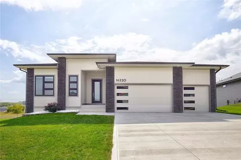 16220 Goldenrod Dr, Urbandale, IA 50323