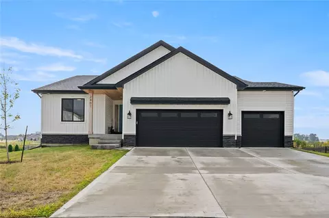2401 NW Boulder Ridge Ct, Ankeny, IA 50023