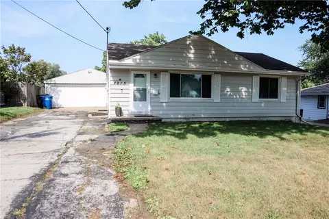 1215 Southlawn Dr, Des Moines, IA 50315